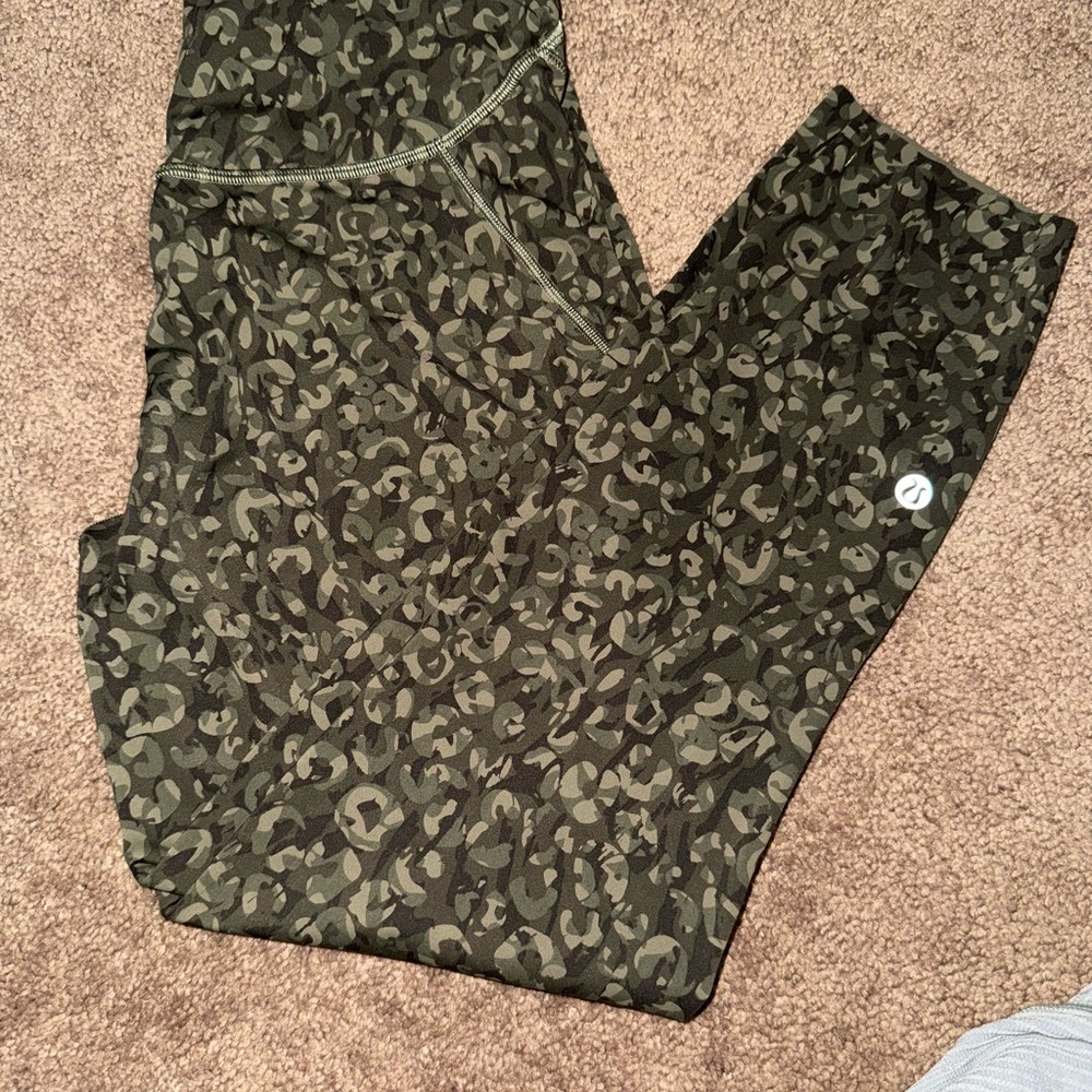 Lululemon High Rise 21 Crop Leggings Wild Thing Camo‎ Dark Olive Green Size 6 - Picture 4 of 7